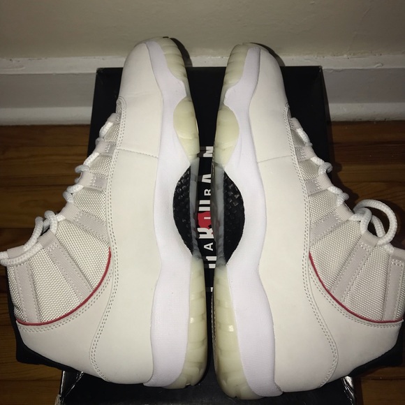 Air Jordan 11 - Picture 4 of 16